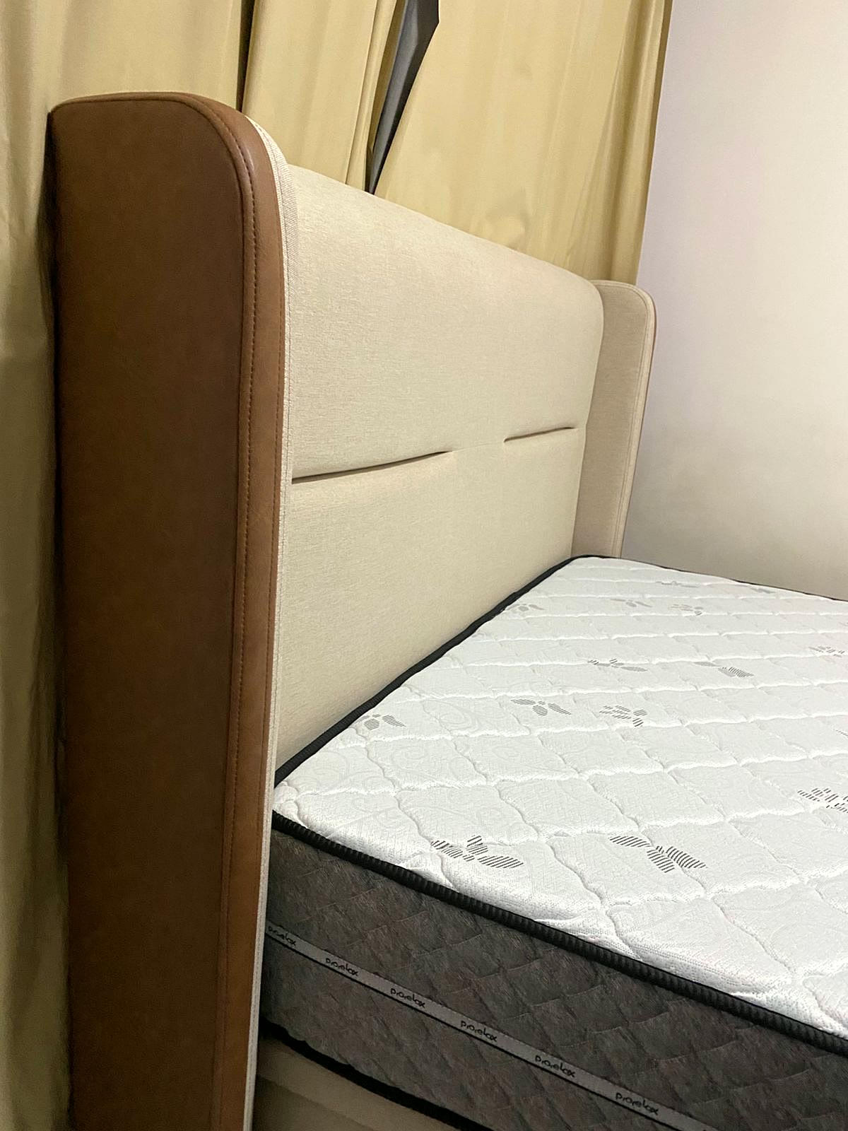 Cabeceira com abas em courino caramelo e centro em linho