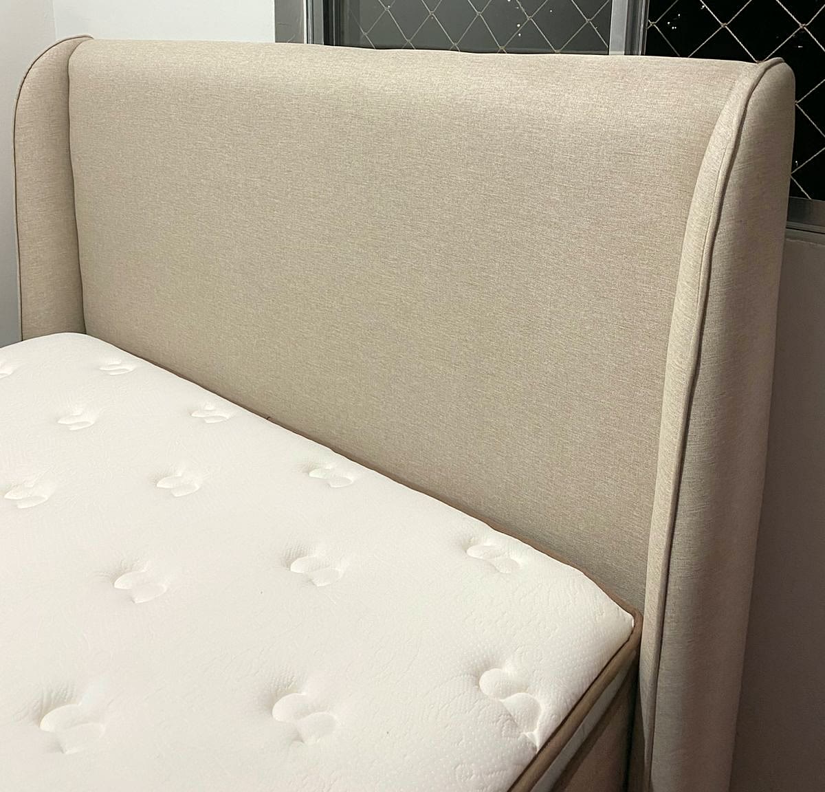 Detalhe do acabamento de uma cabeceira com abas em linho