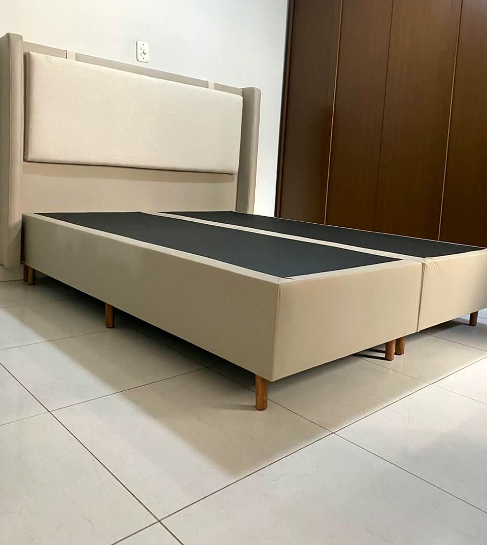 Cabeceira com abas e painel central em linho bege