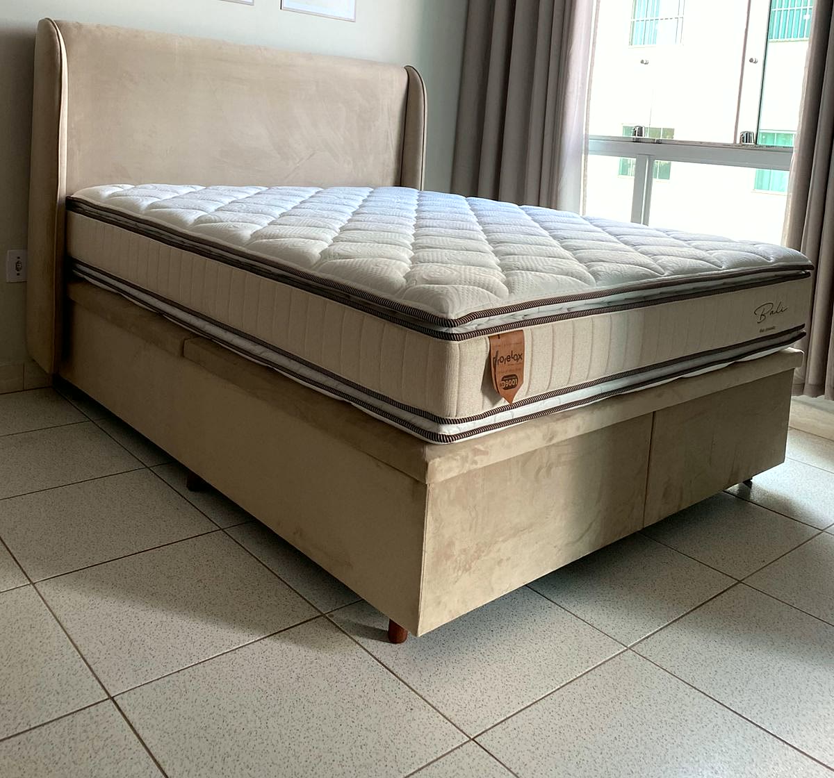 Cabeceira com abas em suede bege e box baú