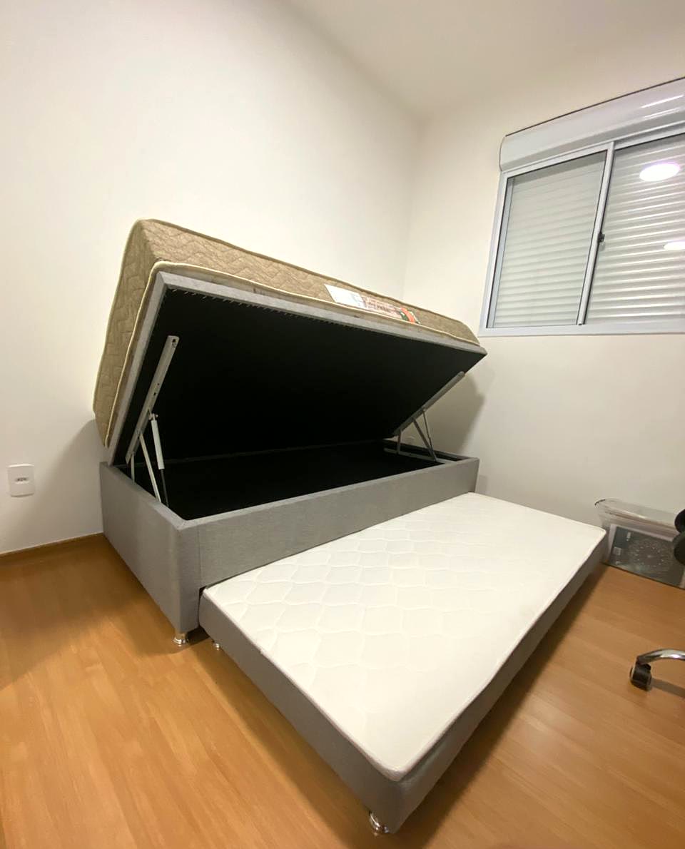 Bicama com baú em linho cinza e cama auxiliar
