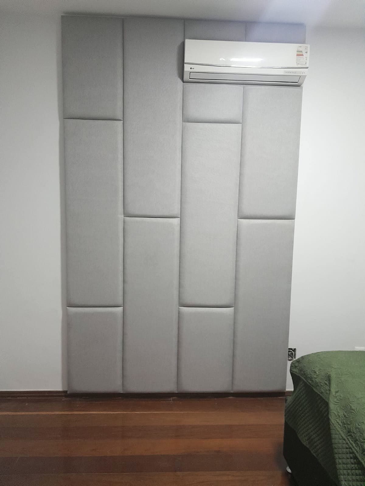 Painel estofado de parede em linho cinza