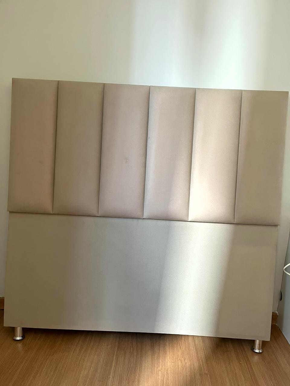 Cabeceira de placas verticais em suede champanhe